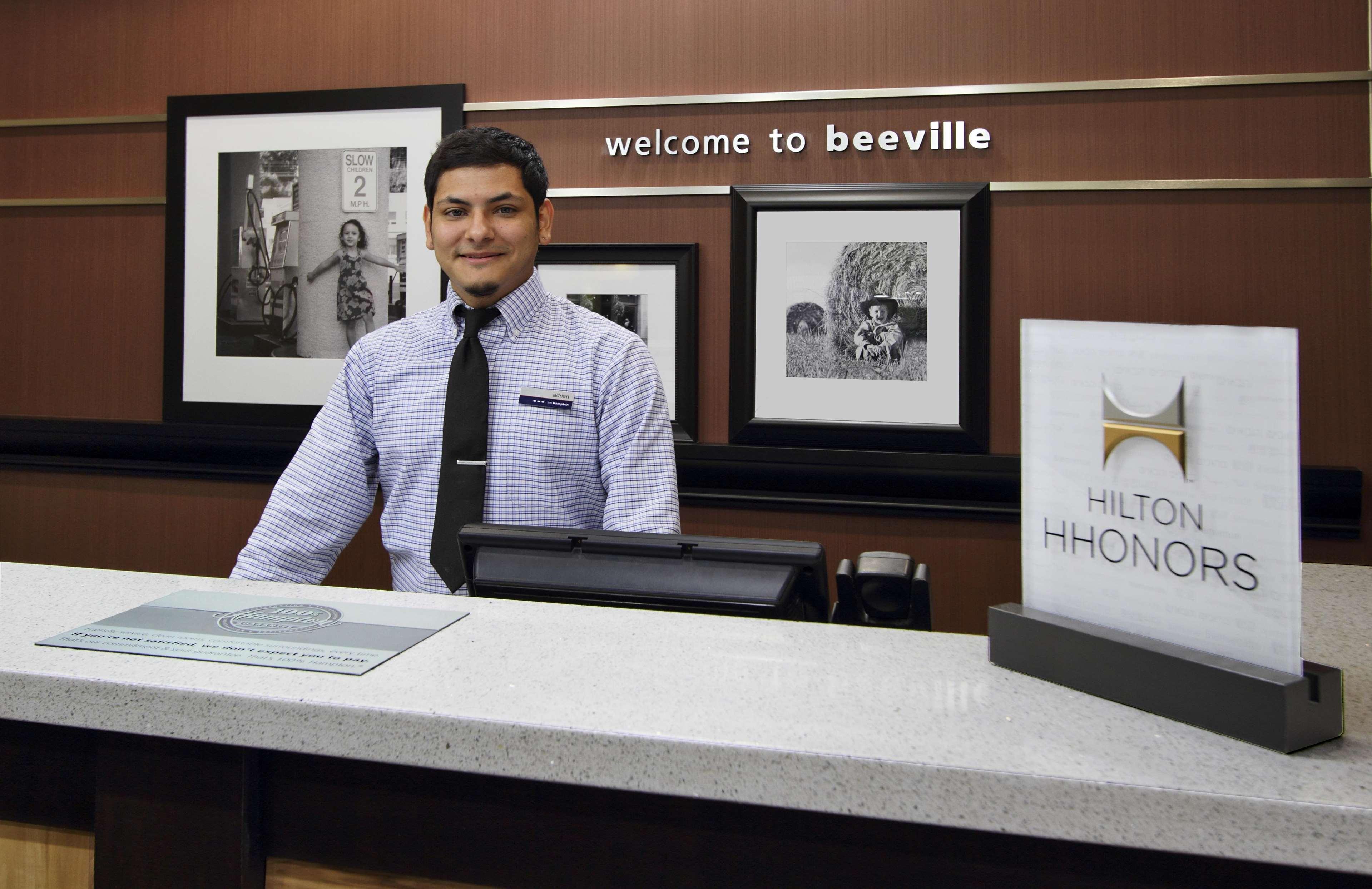 Hampton Inn Beeville Bagian luar foto